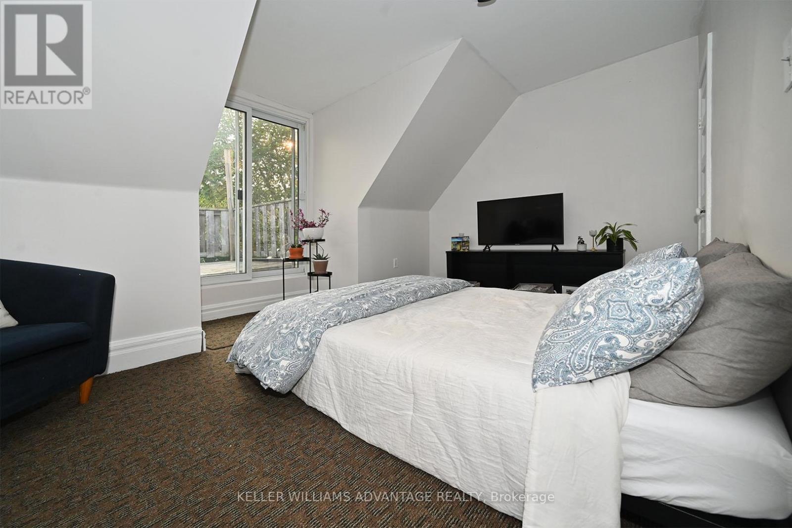 Upper - 370 Woodbine Avenue, Toronto, Ontario  M4L 3P6 - Photo 5 - E12557772