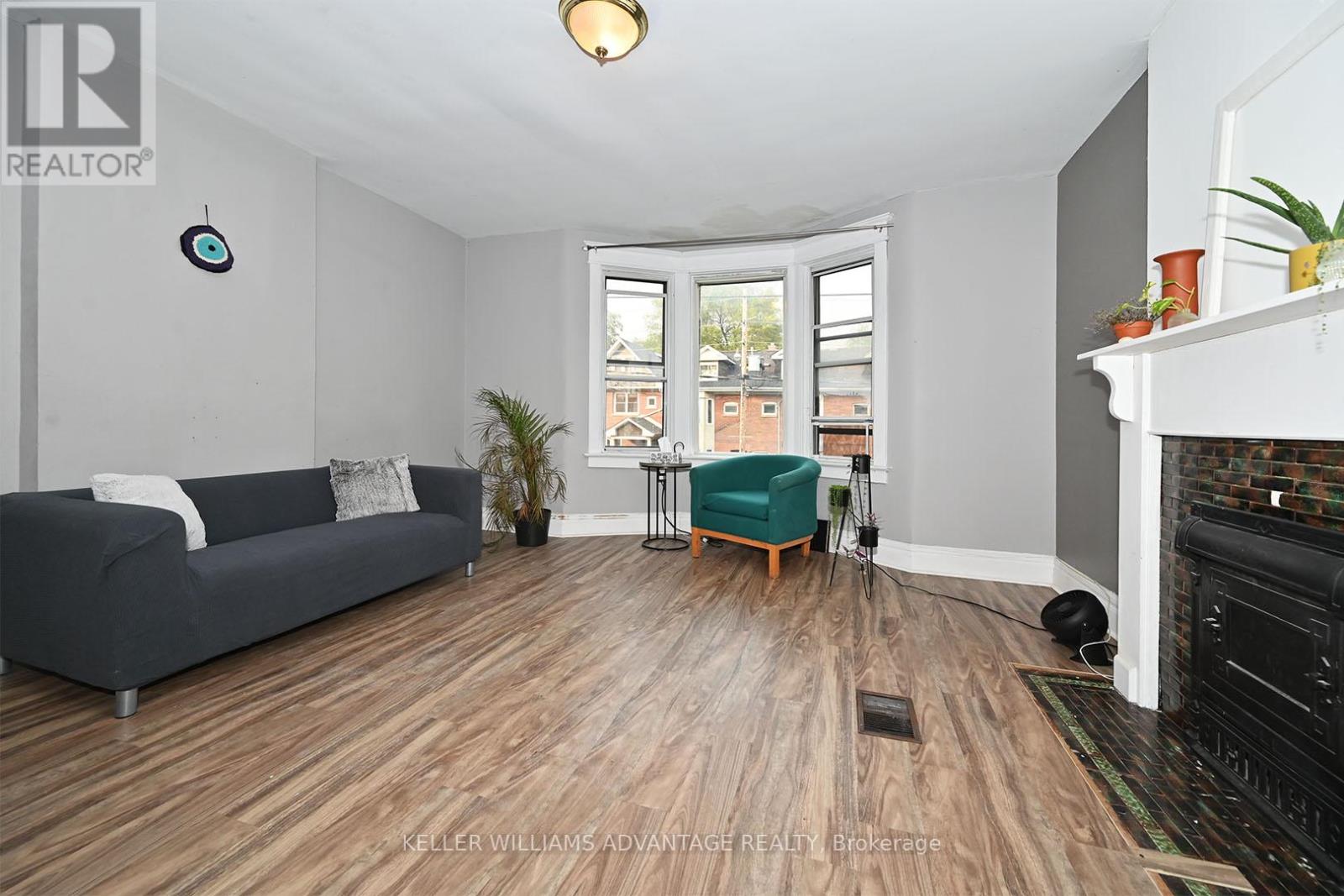 Upper - 370 Woodbine Avenue, Toronto, Ontario  M4L 3P6 - Photo 9 - E12557772