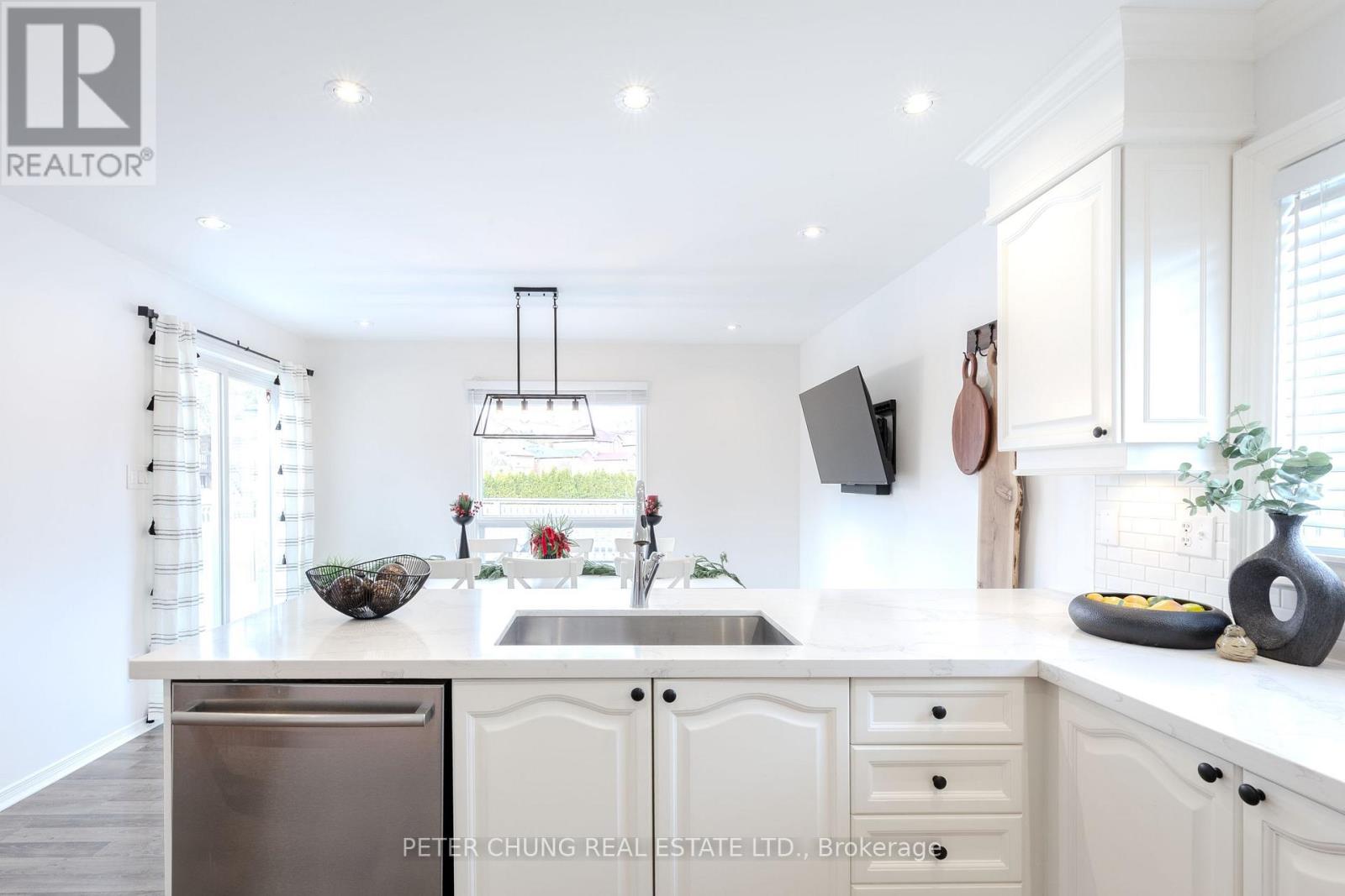 7 Veseli Court, Bradford West Gwillimbury, Ontario  L3Z 3C3 - Photo 10 - N12557802