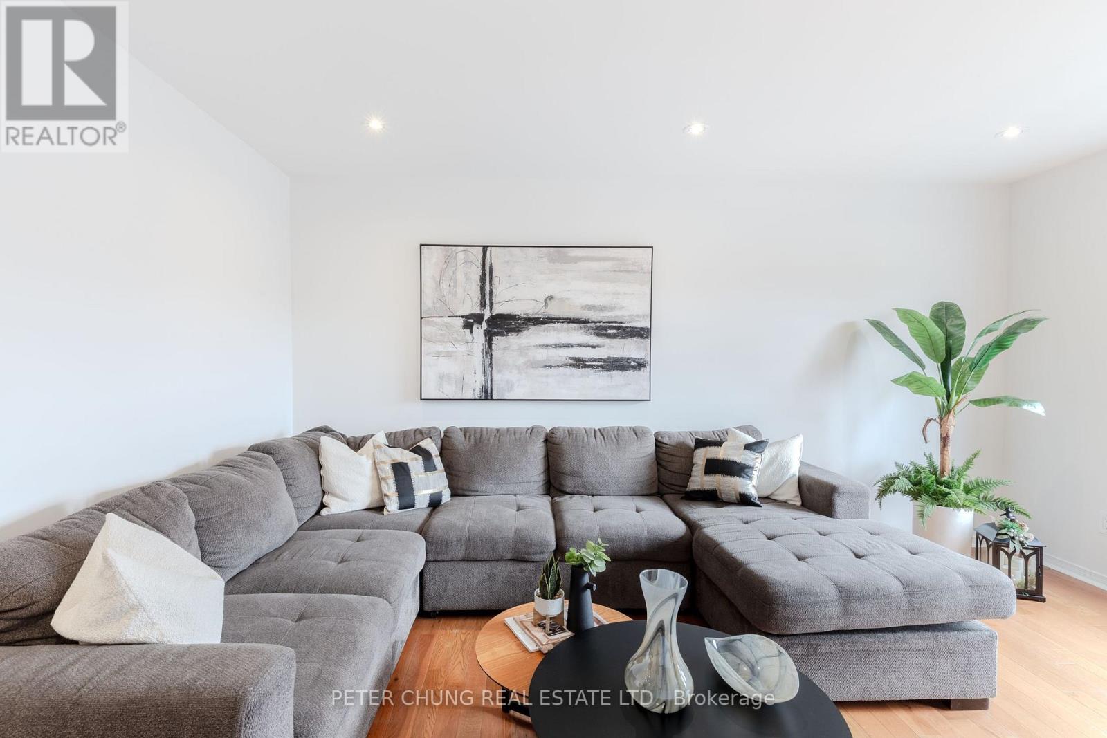 7 Veseli Court, Bradford West Gwillimbury, Ontario  L3Z 3C3 - Photo 3 - N12557802