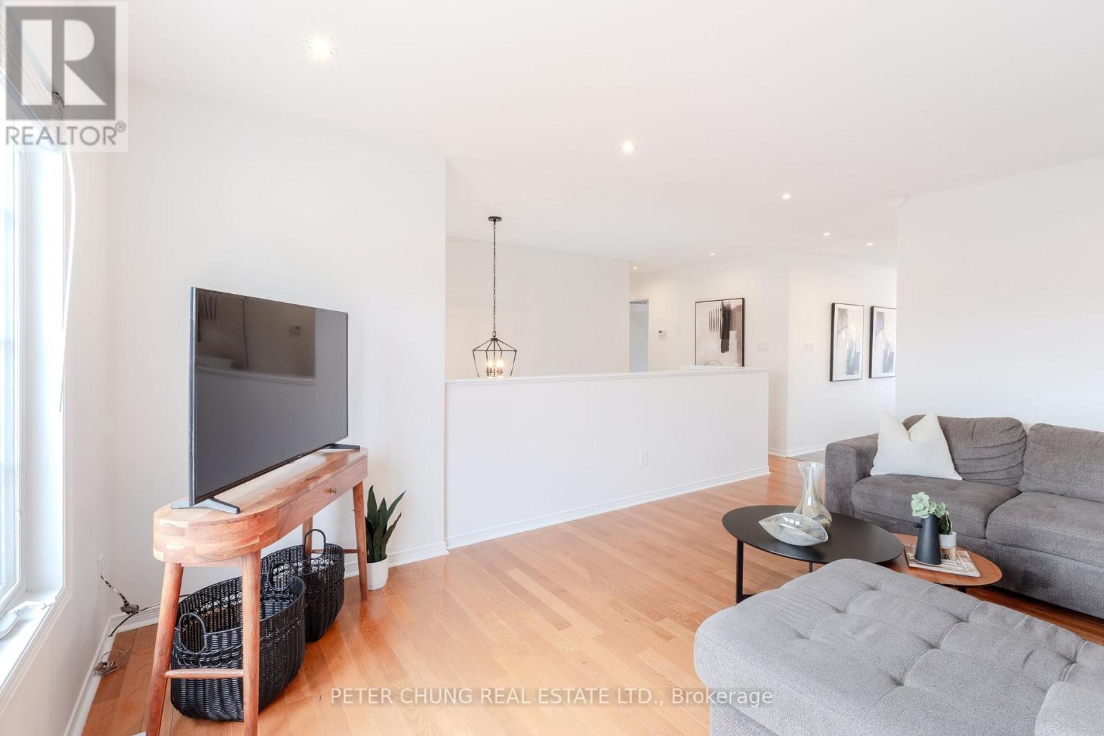 7 Veseli Court, Bradford West Gwillimbury, Ontario  L3Z 3C3 - Photo 5 - N12557802