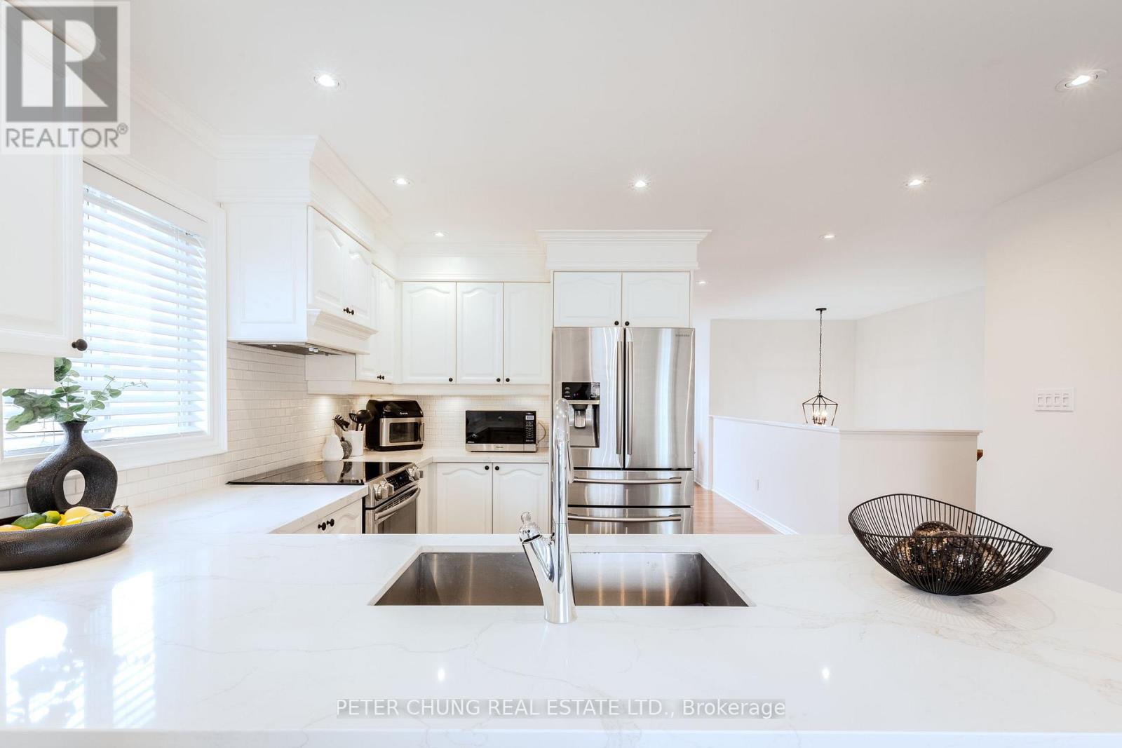 7 Veseli Court, Bradford West Gwillimbury, Ontario  L3Z 3C3 - Photo 6 - N12557802