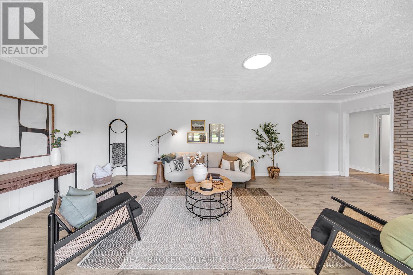 9 Centre Road, Georgina, Ontario L0E 1N0 - Photo 13 - N12557822