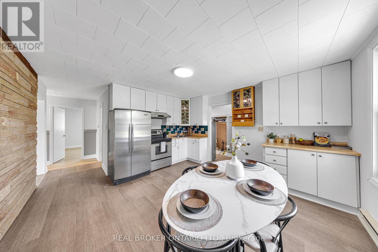 9 Centre Road, Georgina, Ontario L0E 1N0 - Photo 16 - N12557822