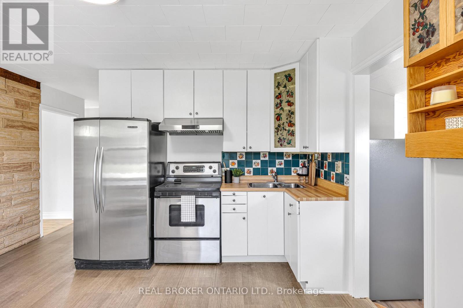 9 Centre Road, Georgina, Ontario L0E 1N0 - Photo 17 - N12557822