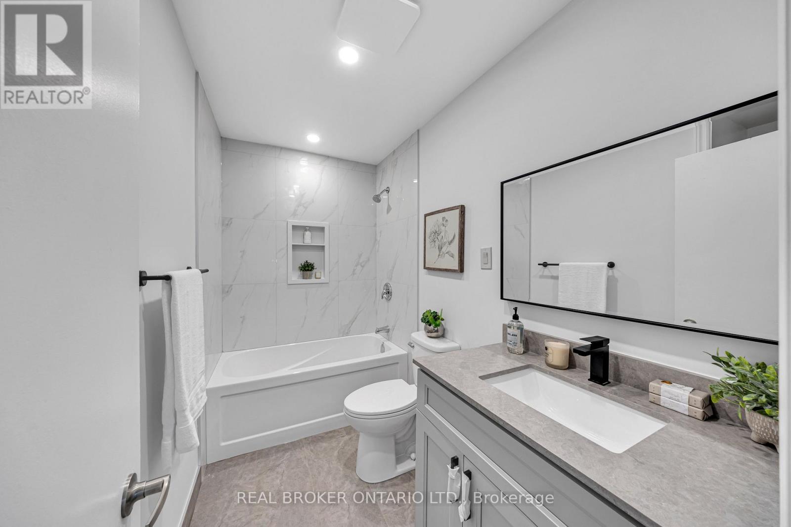 9 Centre Road, Georgina, Ontario L0E 1N0 - Photo 19 - N12557822