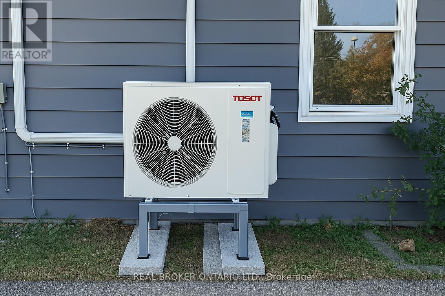 9 Centre Road, Georgina, Ontario L0E 1N0 - Photo 9 - N12557822