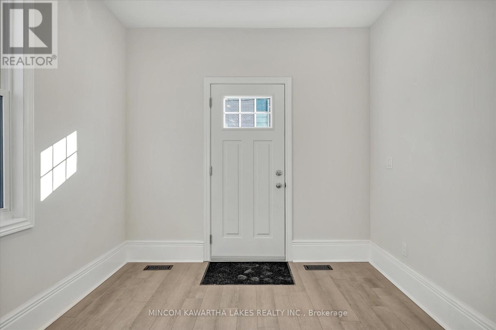 588 Wolfe Street, Peterborough, Ontario  K9J 2L8 - Photo 3 - X12558056