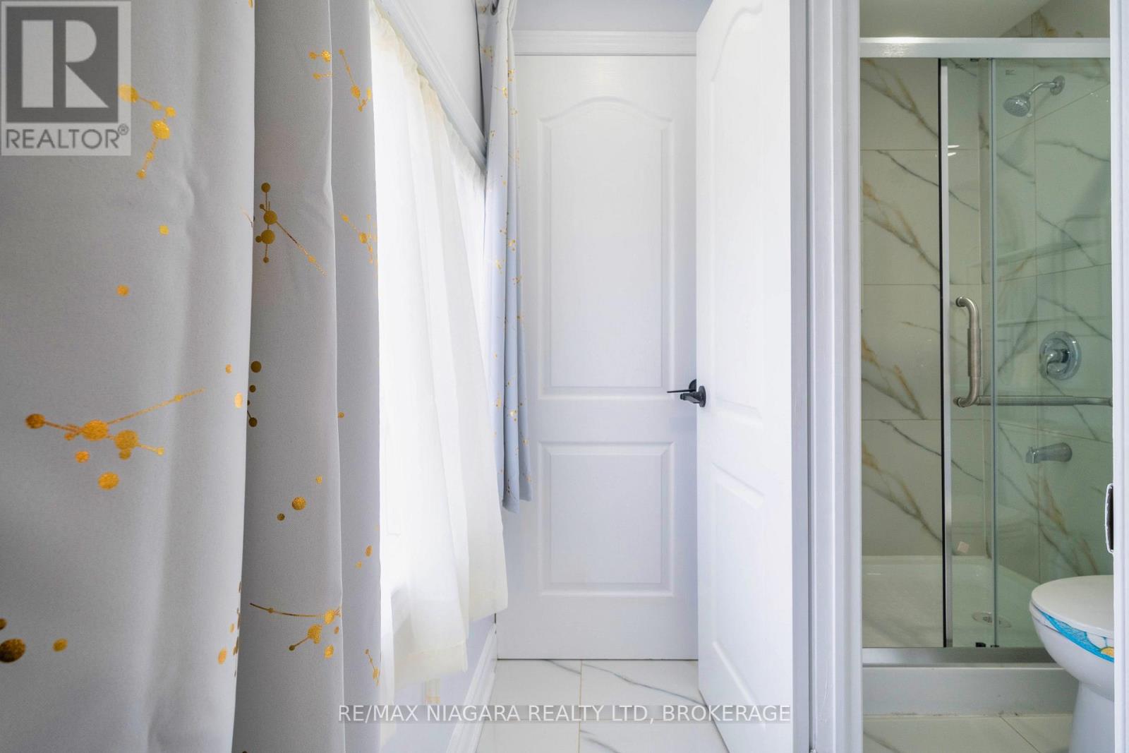 402 The Queensway South, Georgina, Ontario  L4P 2C5 - Photo 10 - N12557984