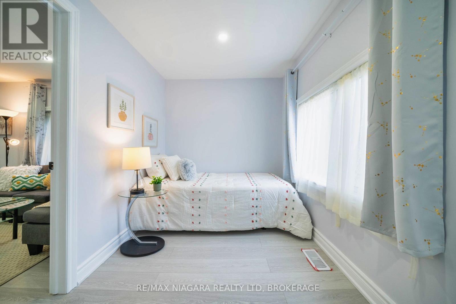 402 The Queensway South, Georgina, Ontario  L4P 2C5 - Photo 7 - N12557984