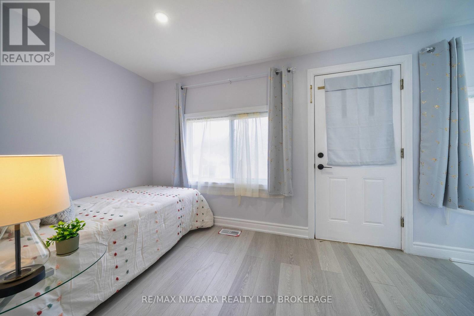 402 The Queensway South, Georgina, Ontario  L4P 2C5 - Photo 8 - N12557984