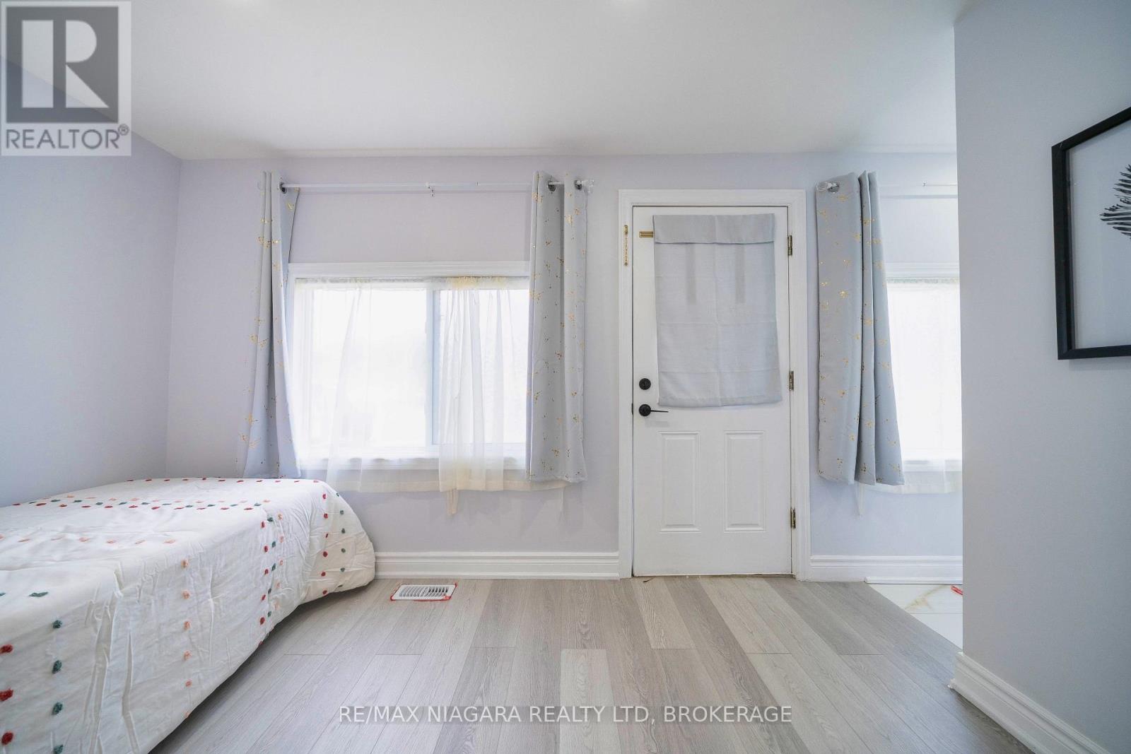 402 The Queensway South, Georgina, Ontario  L4P 2C5 - Photo 9 - N12557984