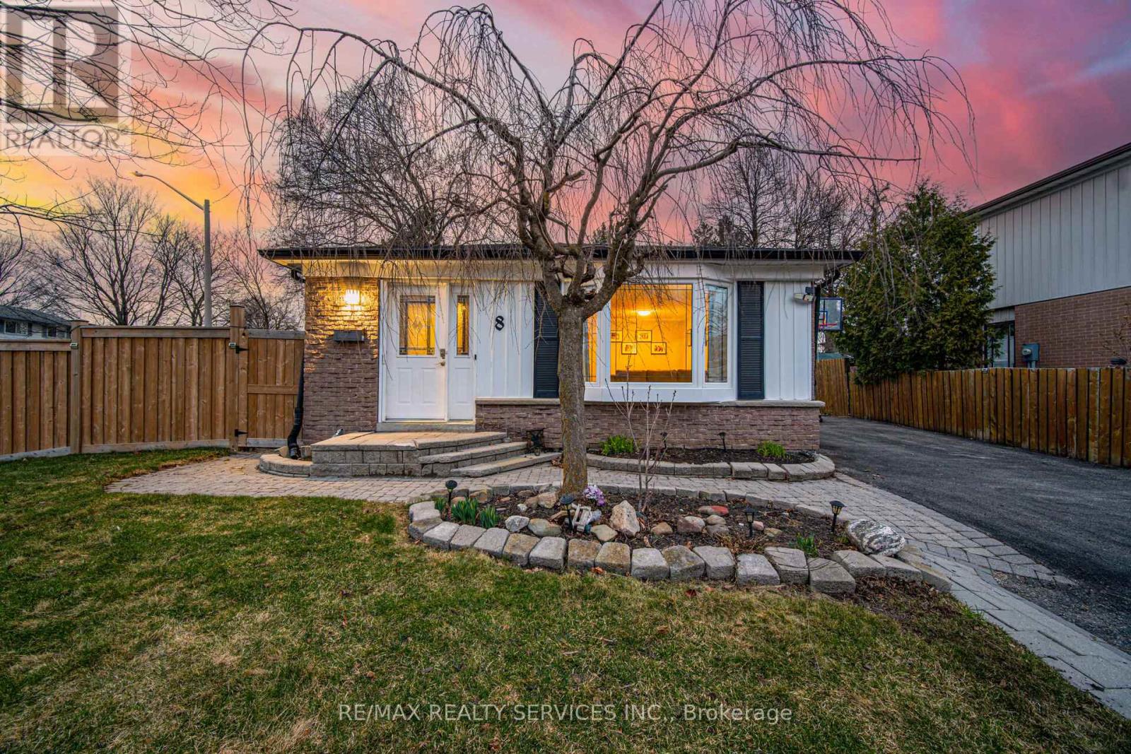 8 REIGATE AVENUE, Brampton, Ontario