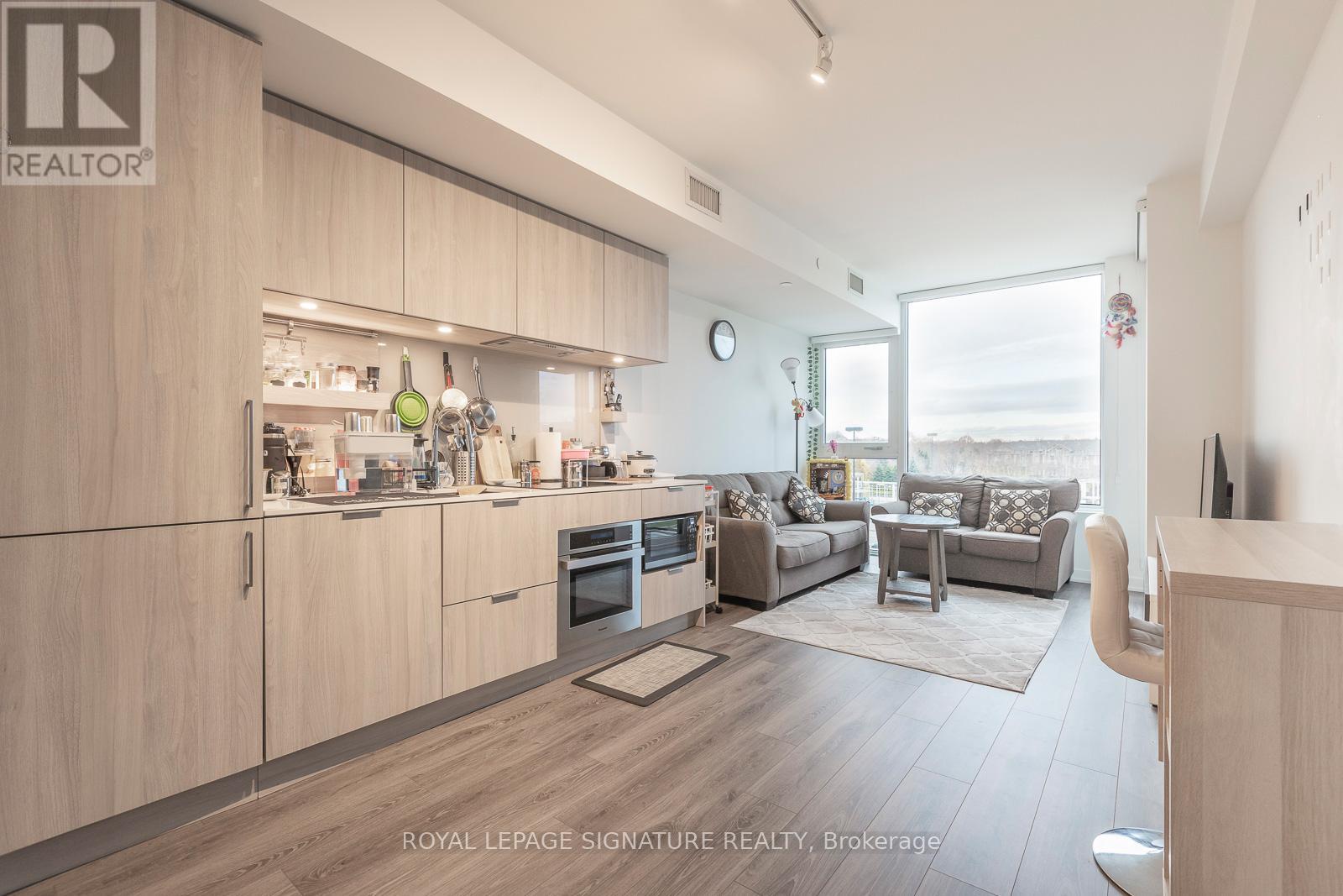 303 - 28 Ann Street, Mississauga, Ontario  L5G 0E1 - Photo 2 - W12557834