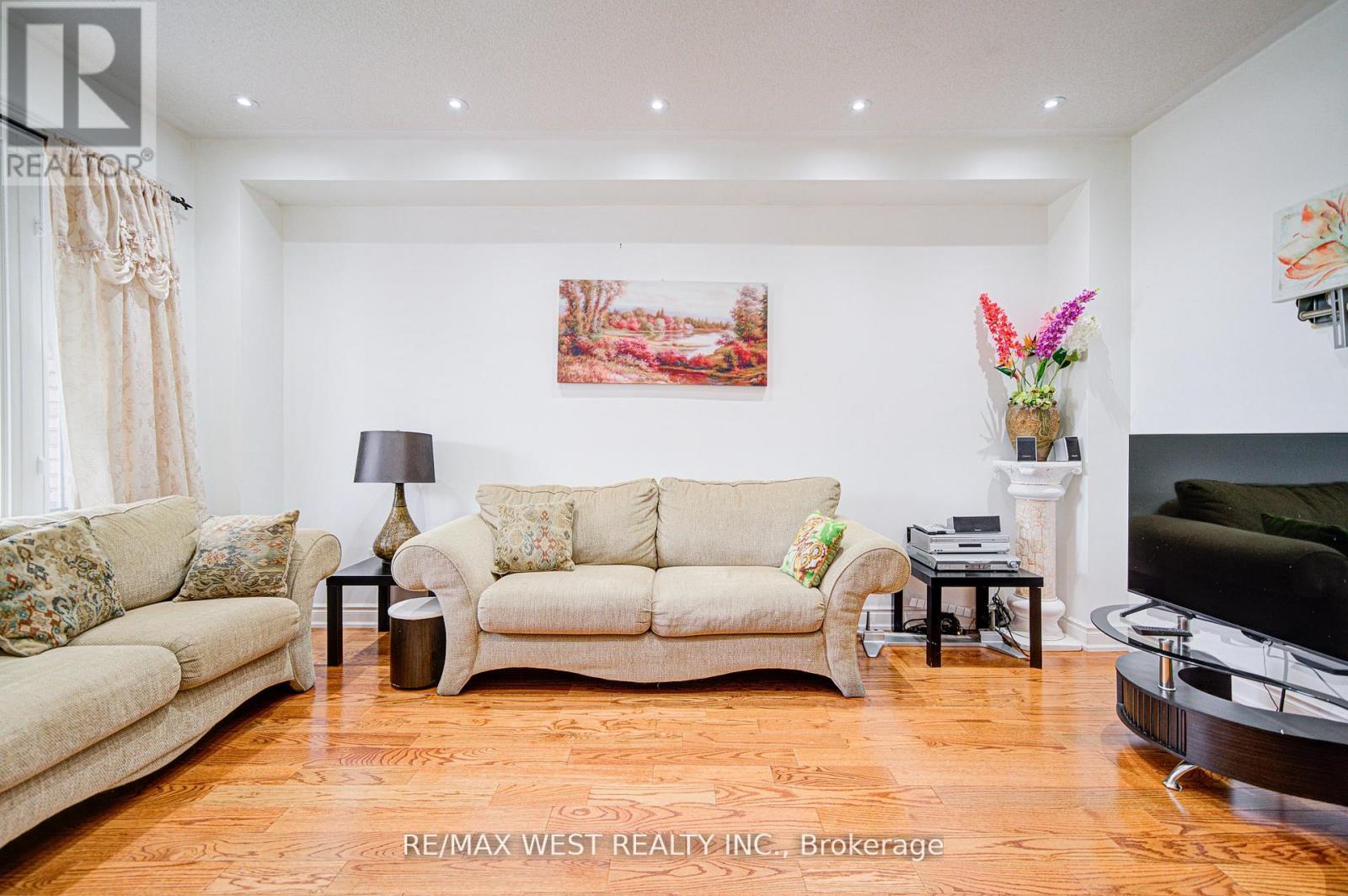 12 Eaglefield Gate, Brampton, Ontario  L7A 3S2 - Photo 8 - W12557844