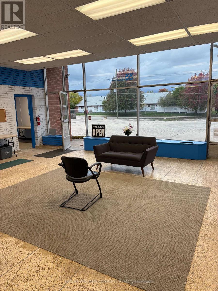 33 Gilmore Road, Fort Erie, Ontario  L2A 2L9 - Photo 2 - X12557914