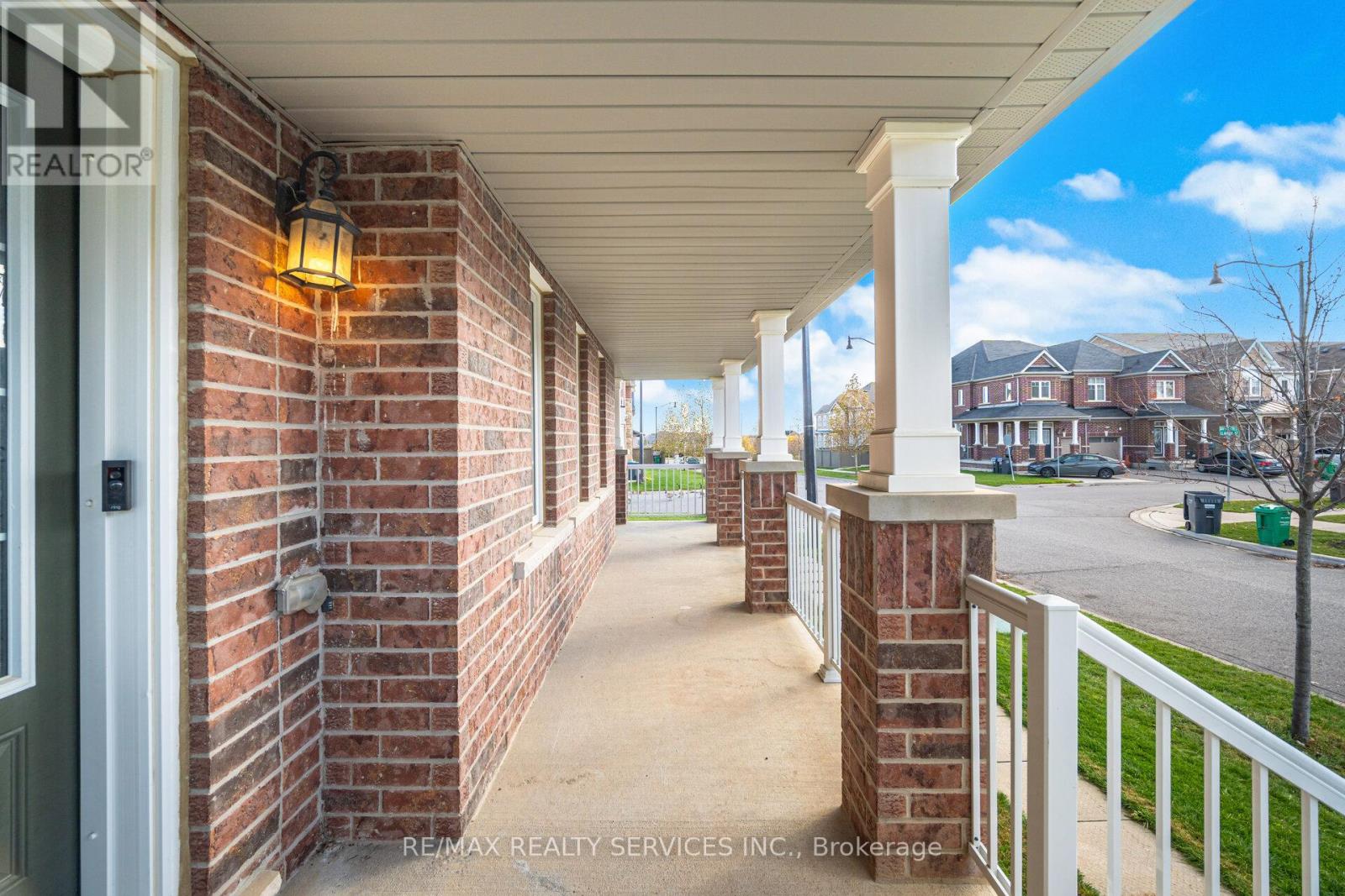 144 Baffin Crescent, Brampton, Ontario  L7A 0C7 - Photo 5 - W12557456