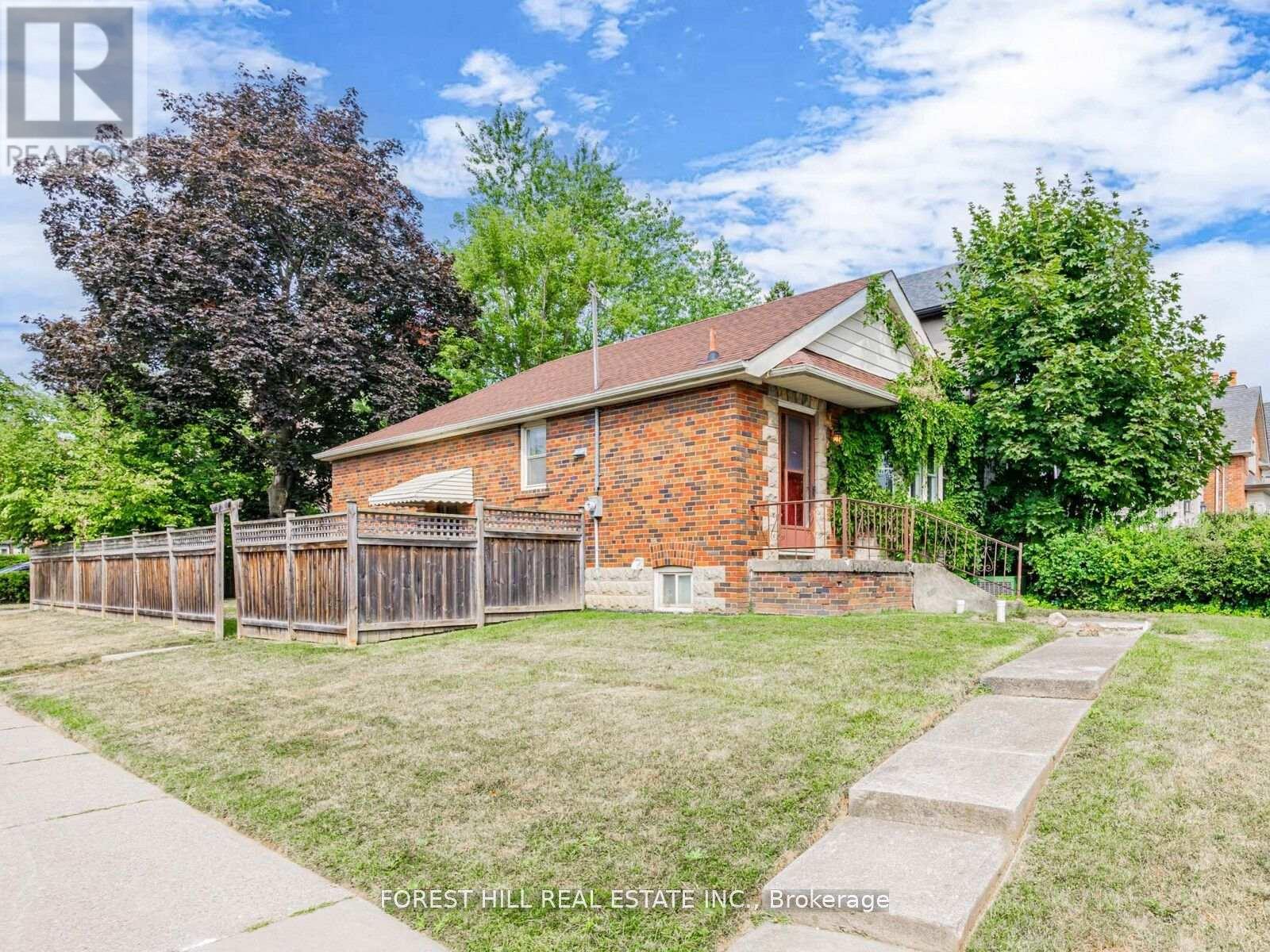 2 Esgore Drive, Toronto, Ontario  M5M 3R1 - Photo 3 - C12558020