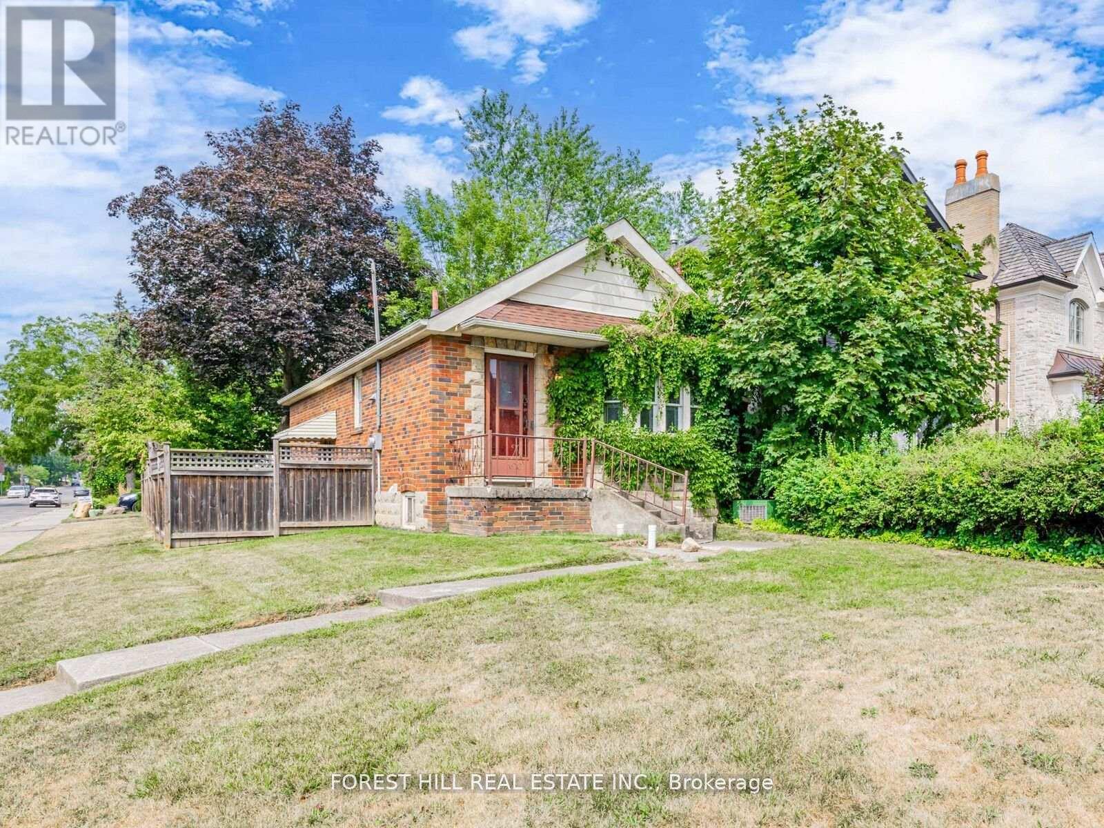 2 Esgore Drive, Toronto, Ontario  M5M 3R1 - Photo 4 - C12558020