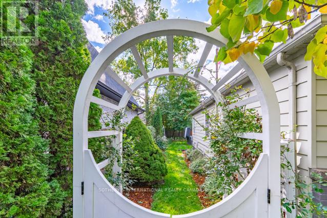 32 Parker Avenue, Hamilton, Ontario  L9G 1A7 - Photo 6 - X12456094