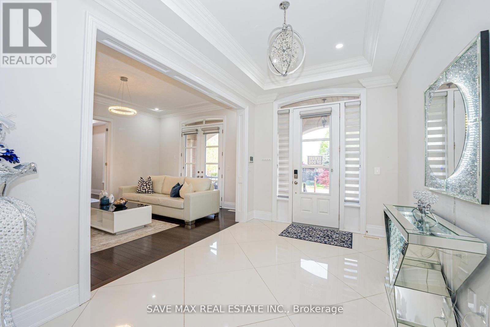 95 Sarracini Crescent, Vaughan, Ontario  L4L 3S9 - Photo 5 - N12557890