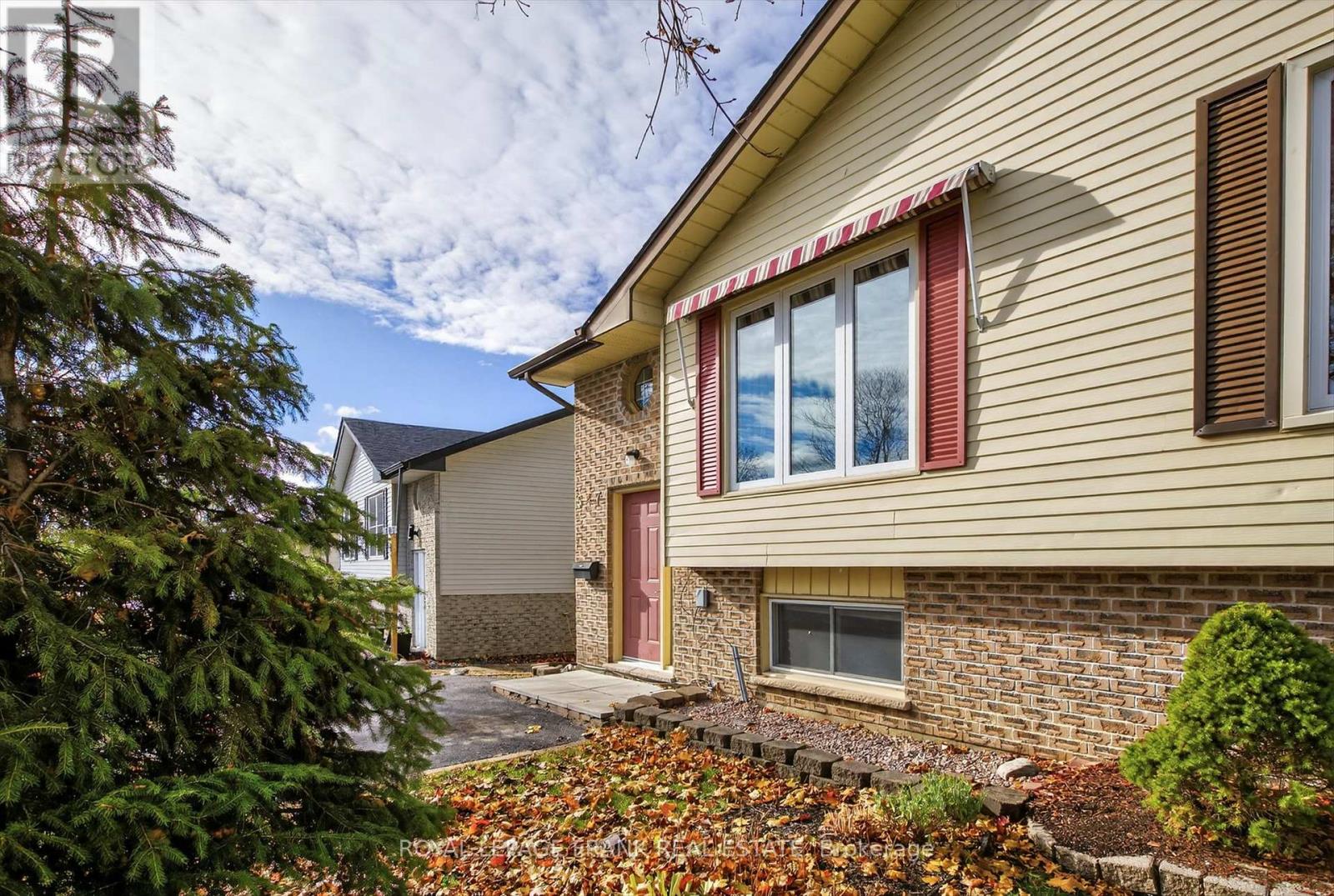 547 Crystal Drive, Peterborough, Ontario  K9J 8H7 - Photo 3 - X12558216