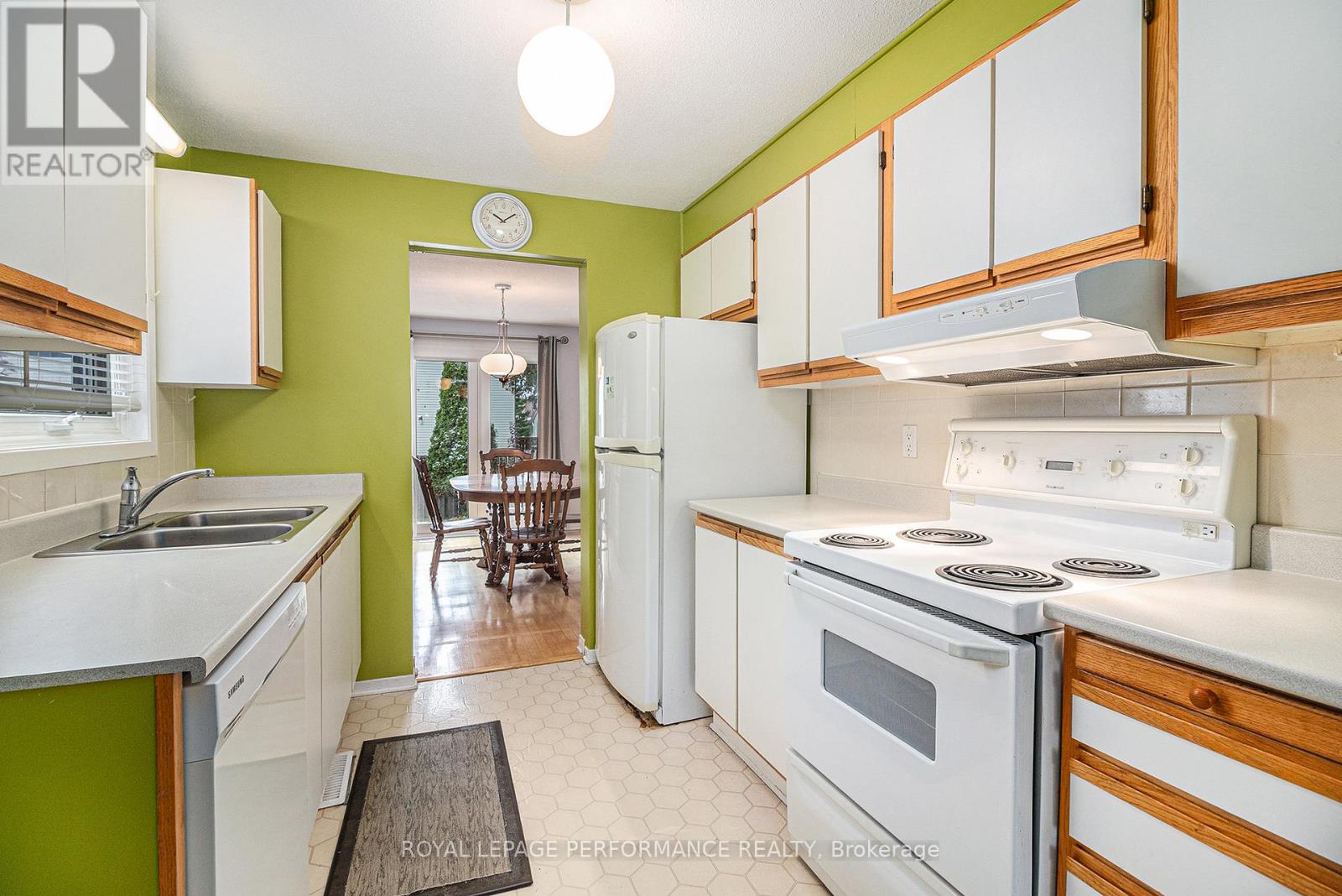 1642 Prestwick Drive, Ottawa, Ontario  K1E 2Y1 - Photo 10 - X12558178