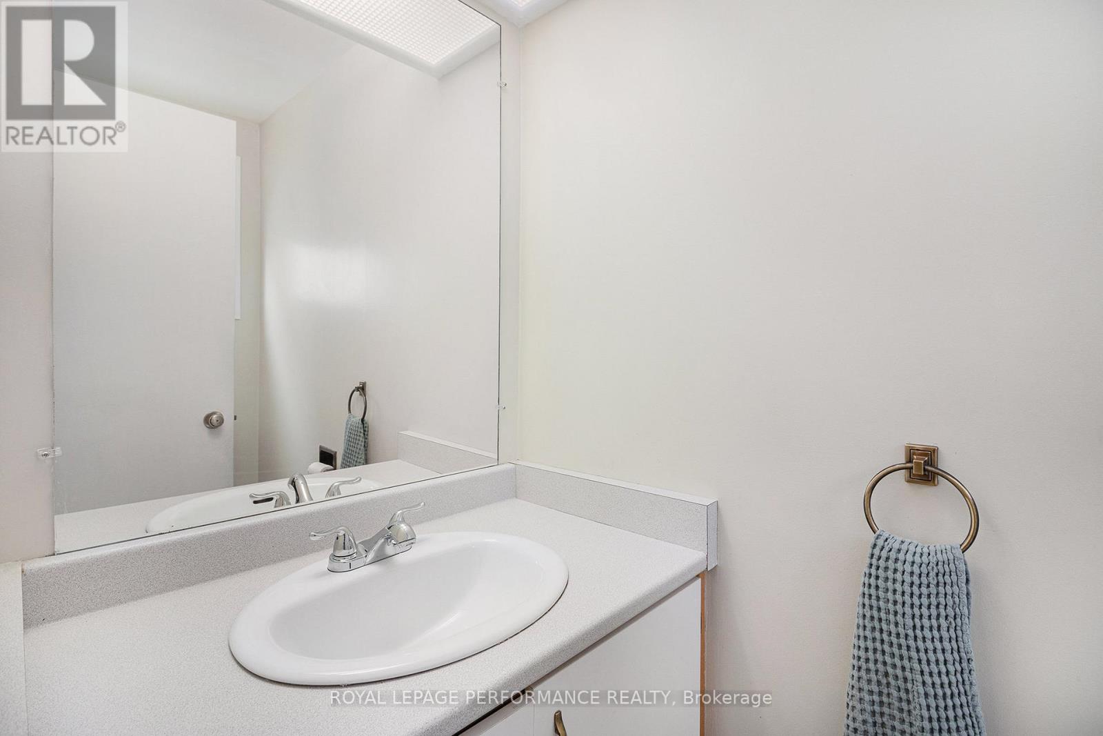 1642 Prestwick Drive, Ottawa, Ontario  K1E 2Y1 - Photo 12 - X12558178