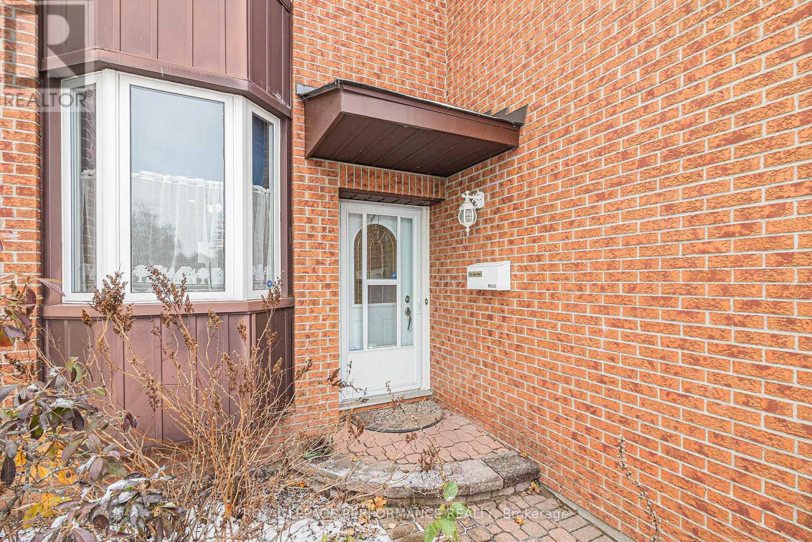 1642 Prestwick Drive, Ottawa, Ontario  K1E 2Y1 - Photo 3 - X12558178