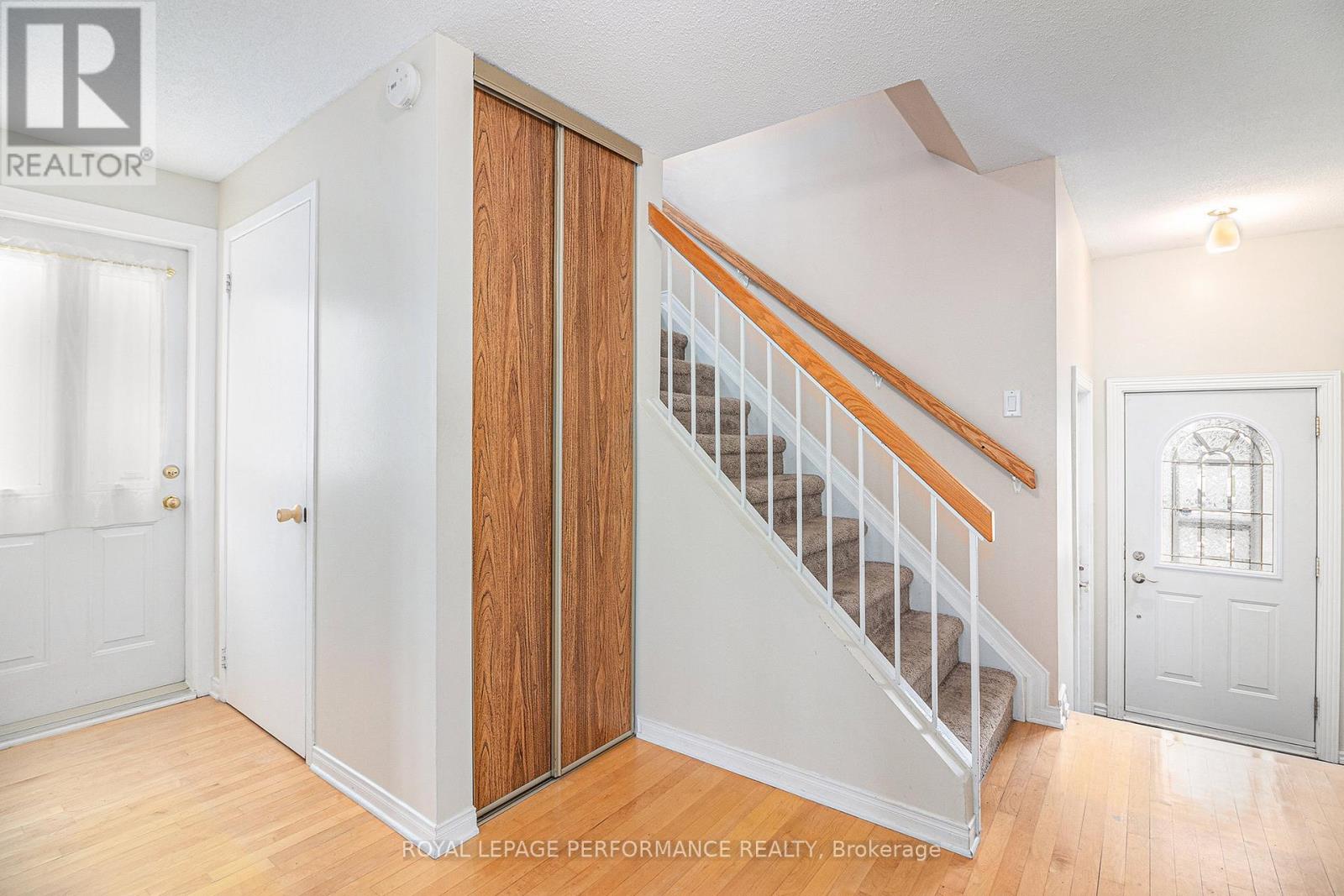 1642 Prestwick Drive, Ottawa, Ontario  K1E 2Y1 - Photo 4 - X12558178