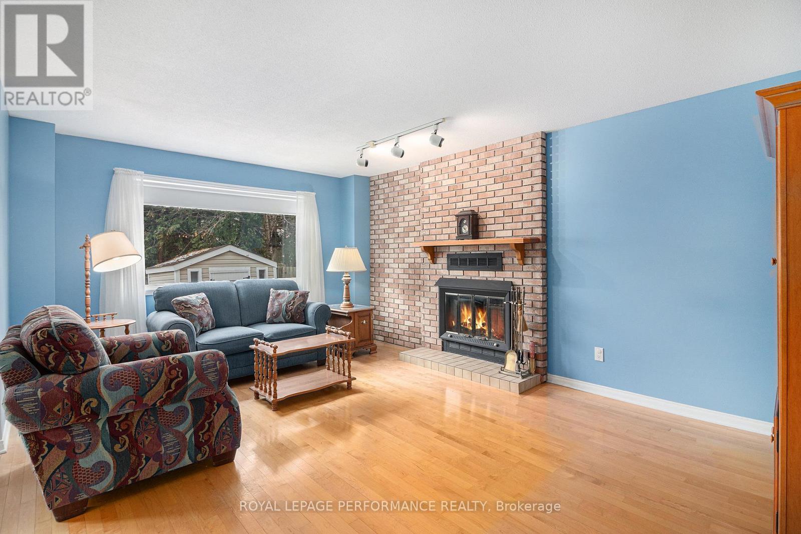 1642 Prestwick Drive, Ottawa, Ontario  K1E 2Y1 - Photo 6 - X12558178