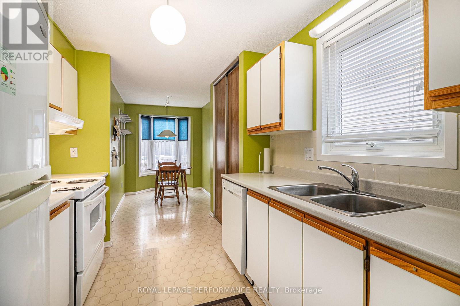 1642 Prestwick Drive, Ottawa, Ontario  K1E 2Y1 - Photo 9 - X12558178