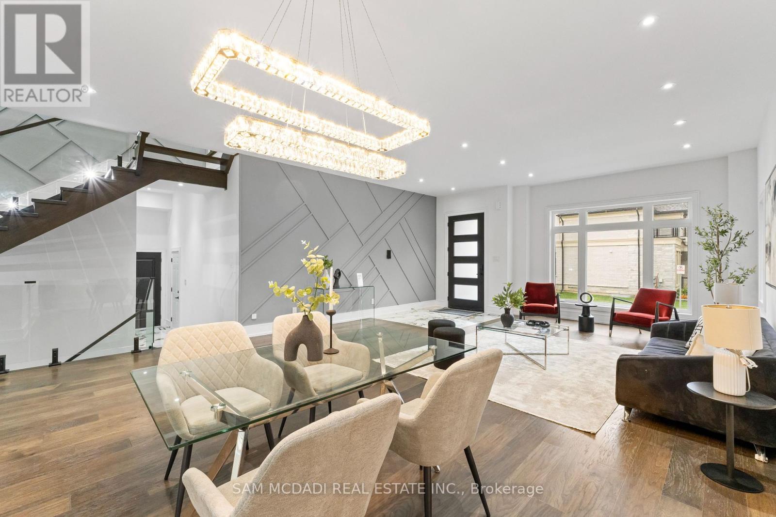 193 Mateo Place, Mississauga, Ontario  L5A 0A5 - Photo 4 - W12558044