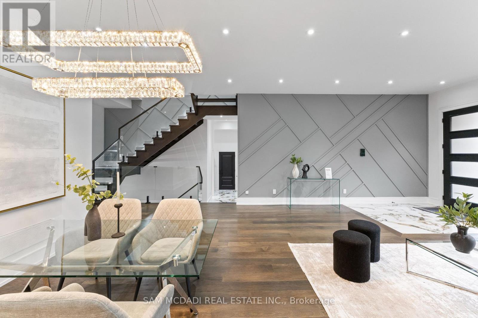 193 Mateo Place, Mississauga, Ontario  L5A 0A5 - Photo 5 - W12558044