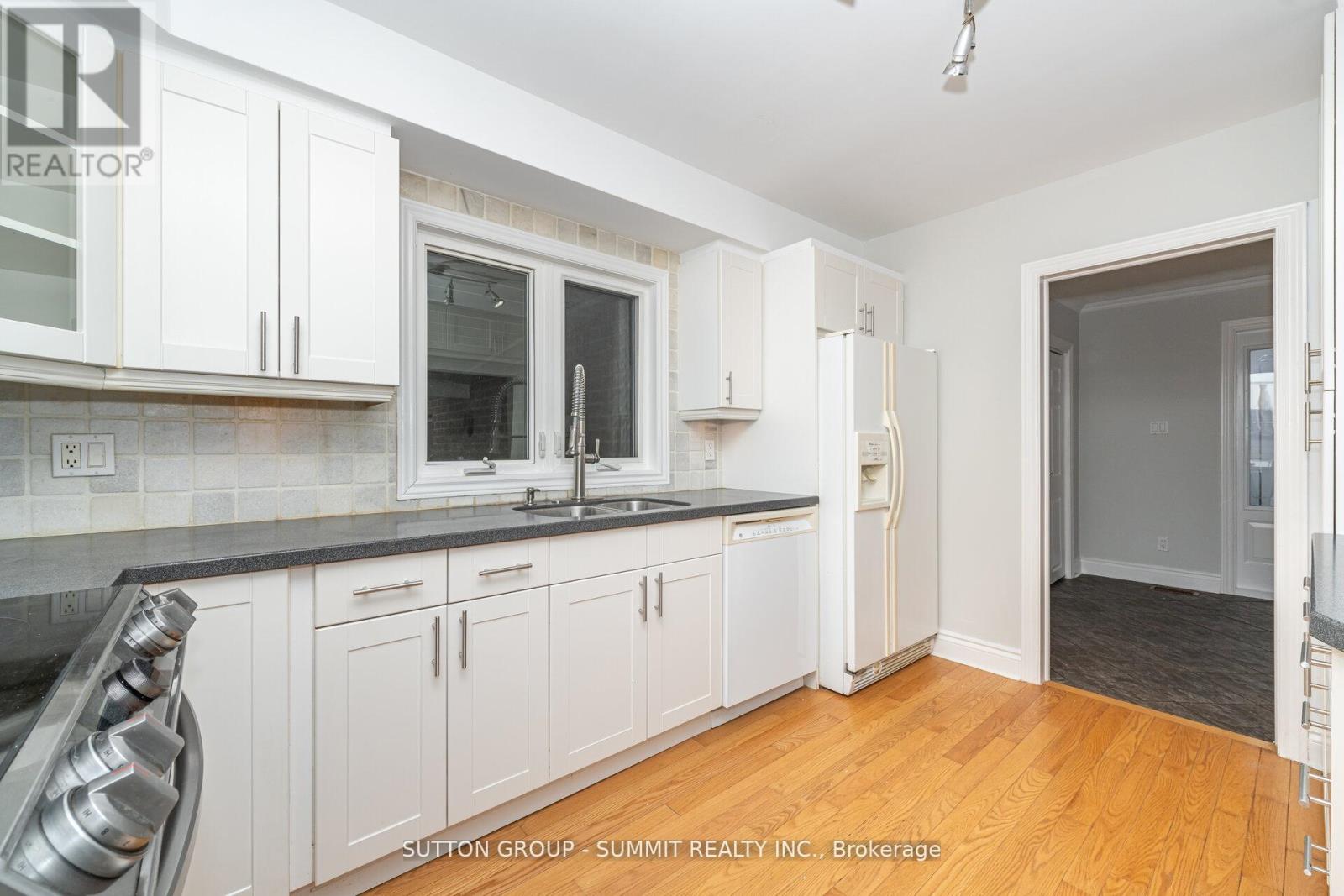 3018 Dalehurst Drive, Mississauga, Ontario  L5N 6M8 - Photo 8 - W12558058