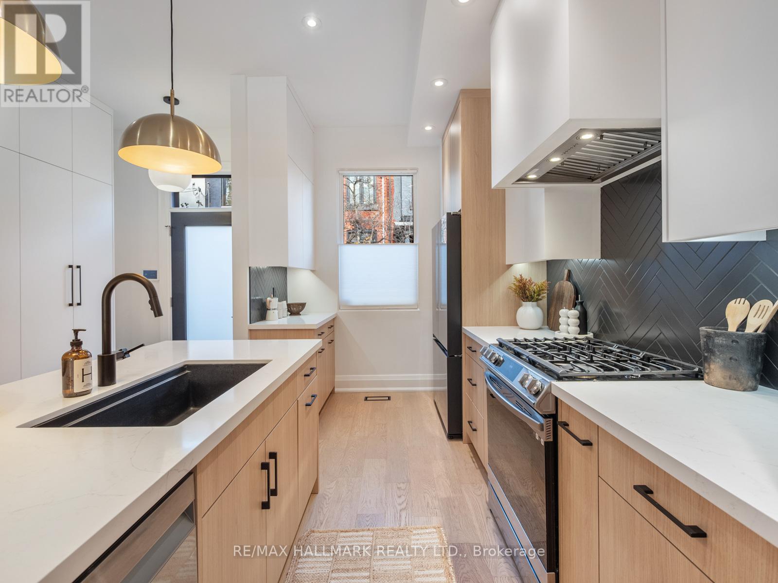 47 Allen Avenue, Toronto, Ontario  M4M 1T5 - Photo 8 - E12553784