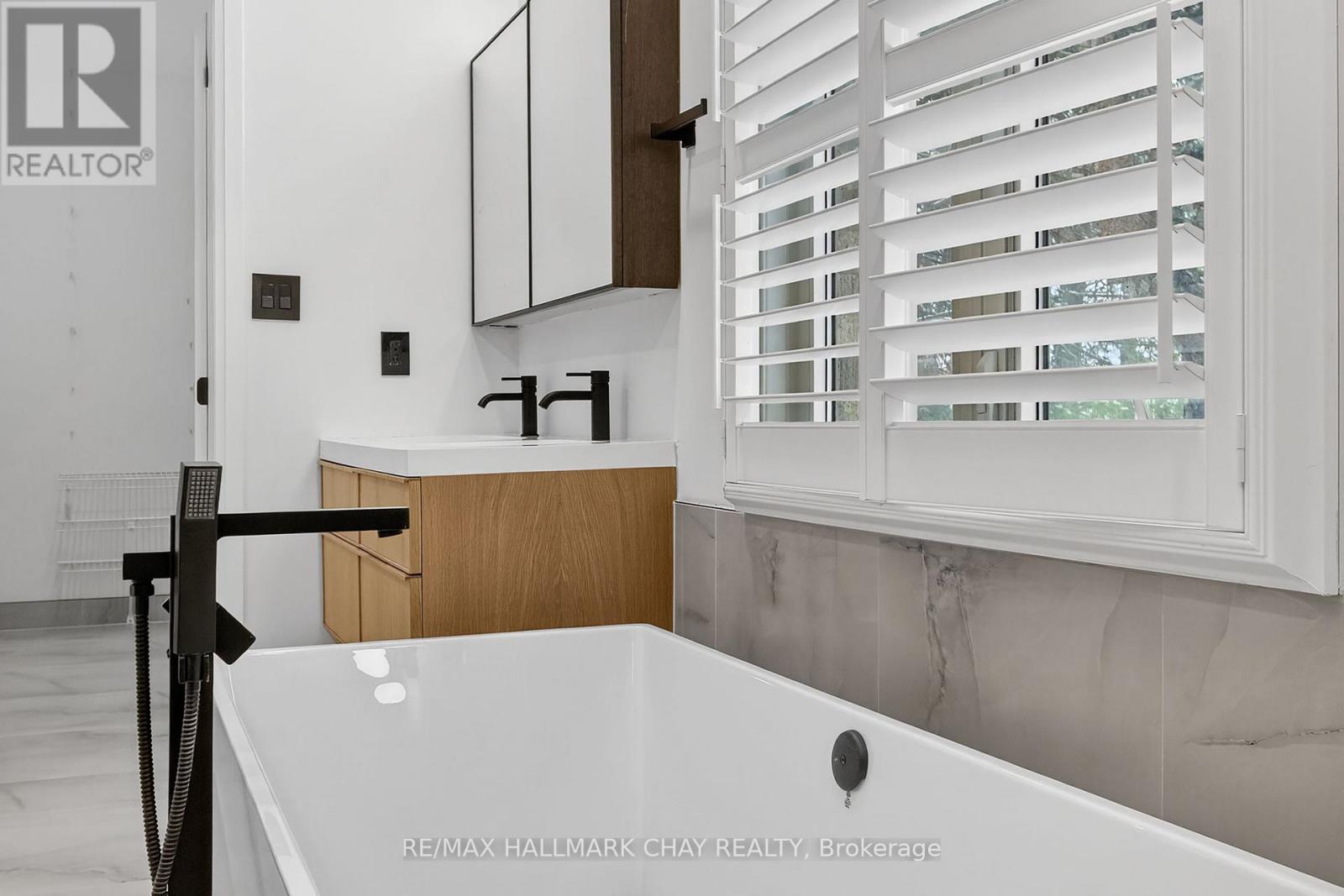 1401 Westdel Bourne Drive, London South, Ontario  N6K 4R1 - Photo 27 - X12558100