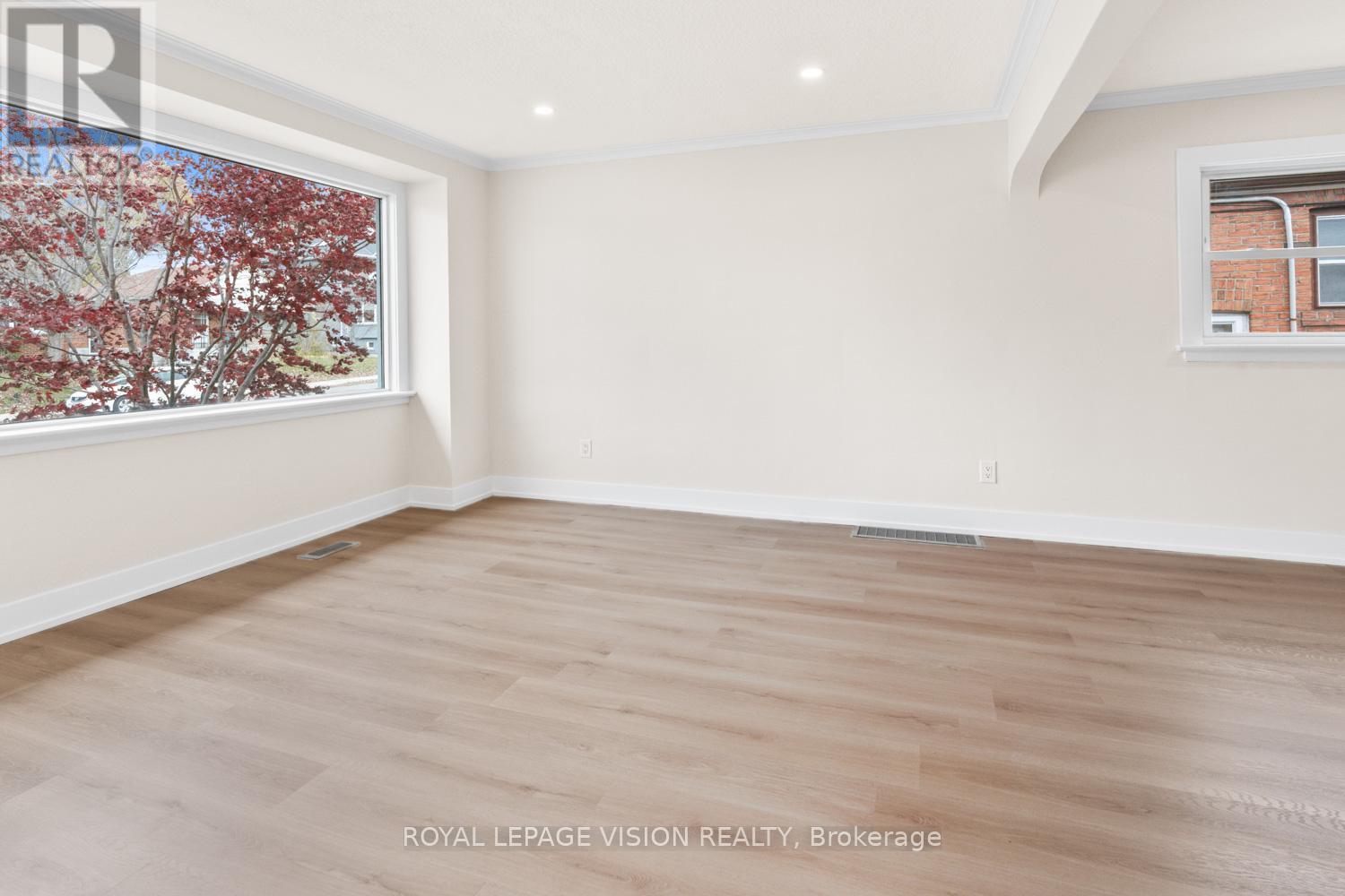 29 Donora Drive, Toronto, Ontario  M4B 1B6 - Photo 4 - E12548370