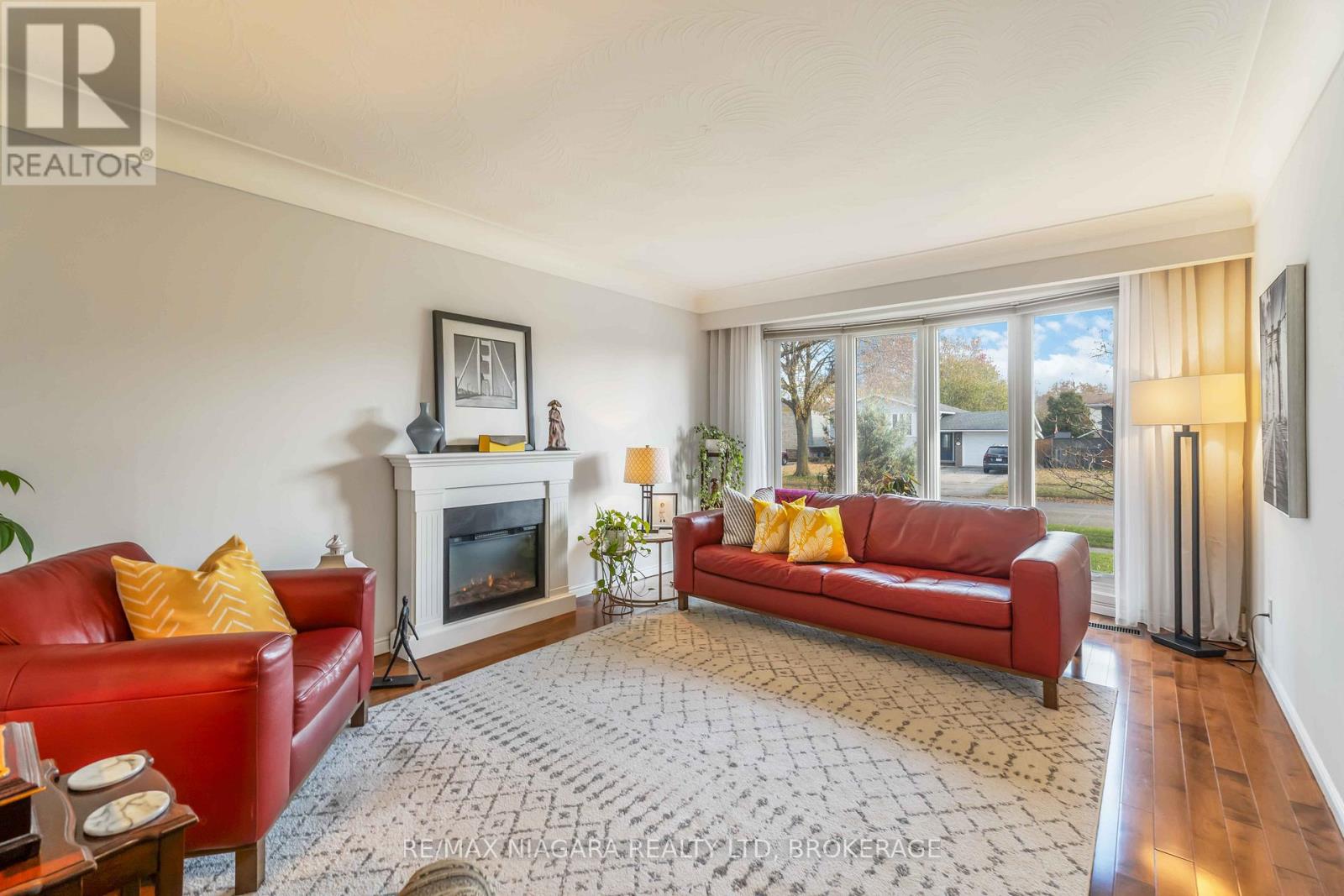 2921 Gail Avenue, Niagara Falls, Ontario  L2J 2E1 - Photo 2 - X12558452