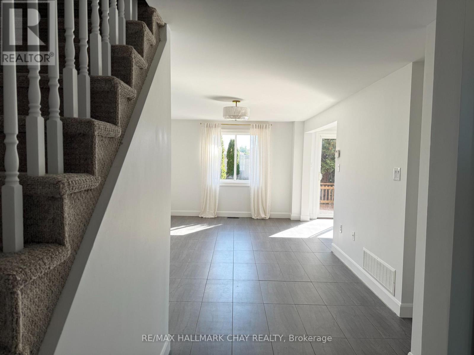 137 Courtney Crescent, Barrie, Ontario  L4N 5S9 - Photo 4 - S12558182