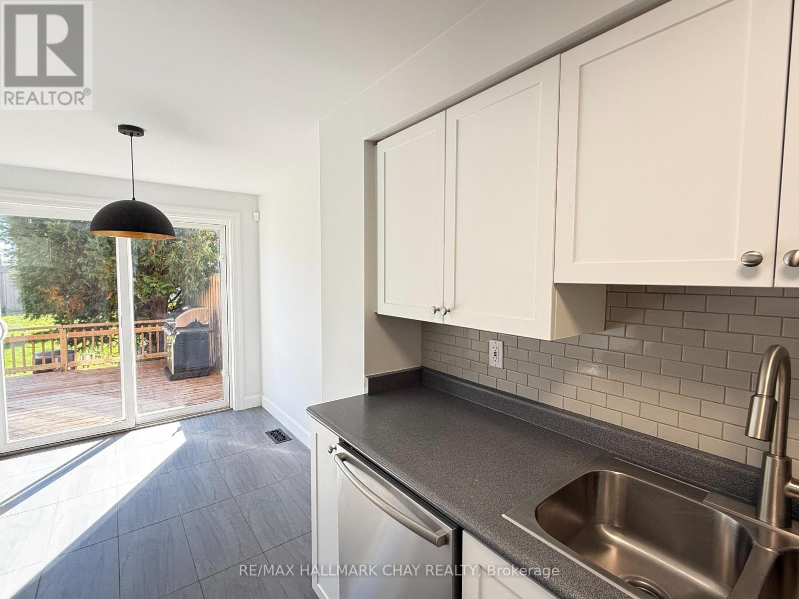 137 Courtney Crescent, Barrie, Ontario  L4N 5S9 - Photo 5 - S12558182