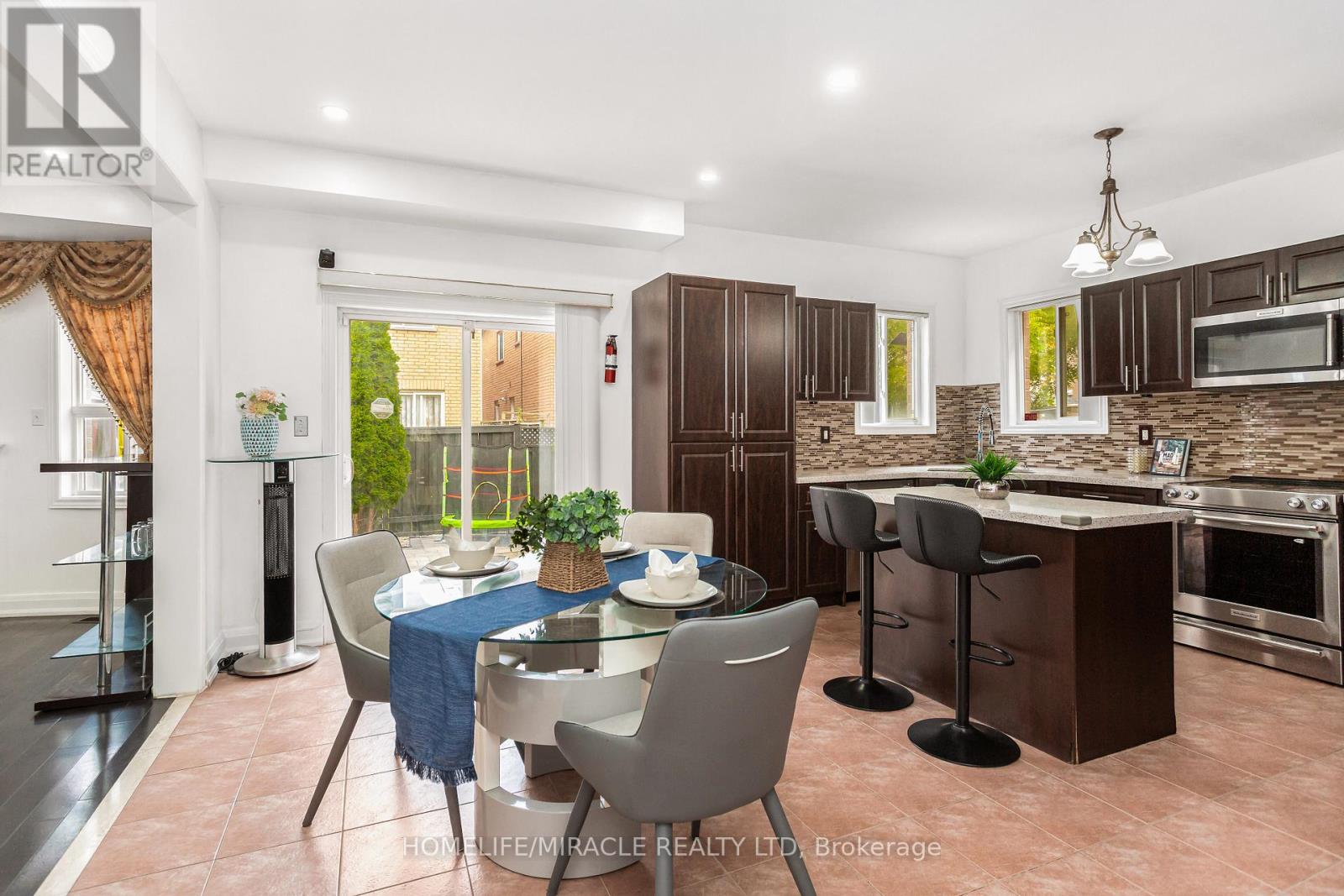 20 Atira Avenue, Brampton, Ontario  L7A 3T3 - Photo 10 - W12558134