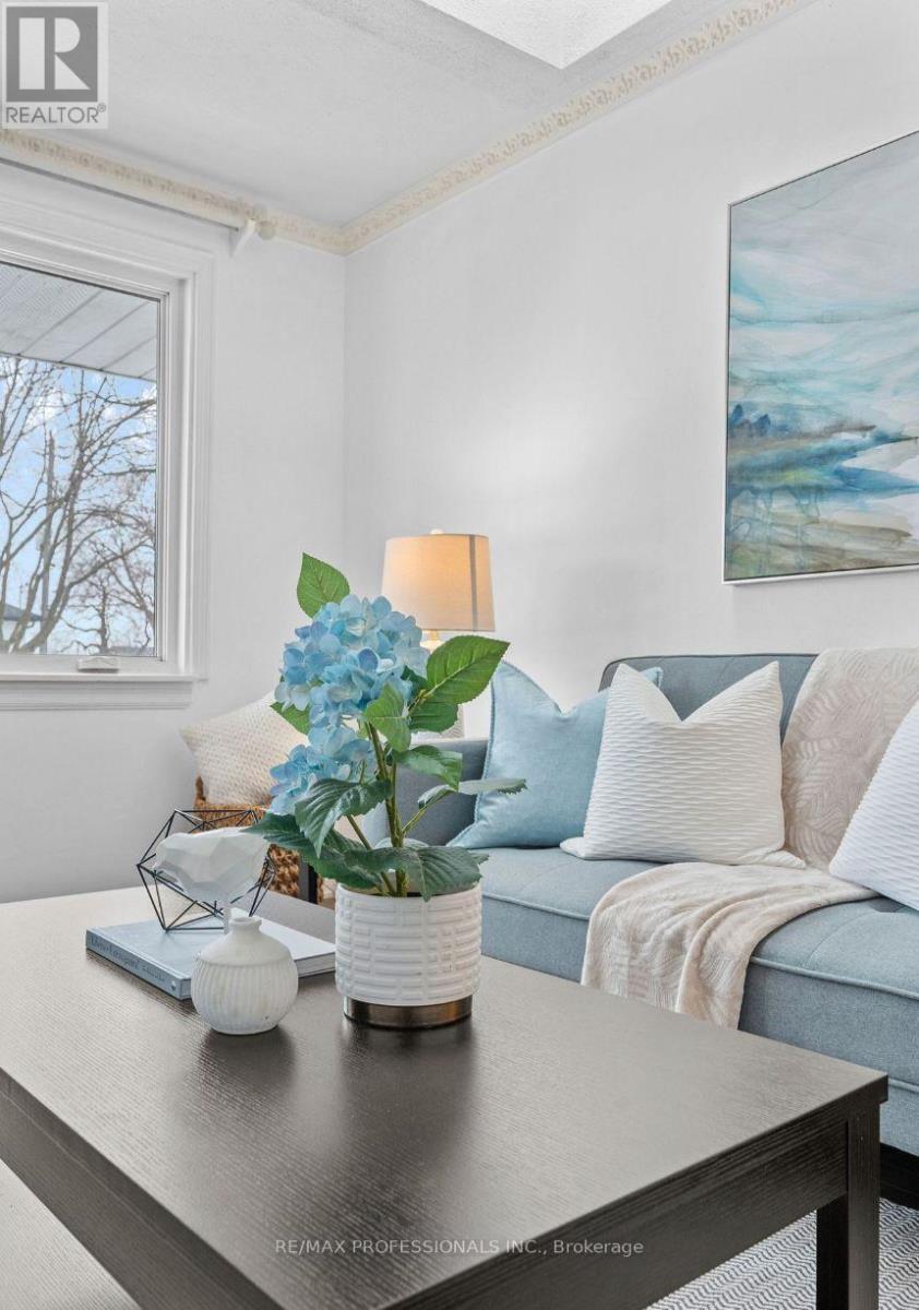 Upper - 27 Stock Avenue, Toronto, Ontario  M8Z 5C3 - Photo 10 - W12558154