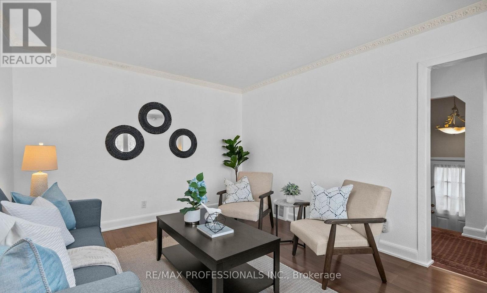 Upper - 27 Stock Avenue, Toronto, Ontario  M8Z 5C3 - Photo 11 - W12558154