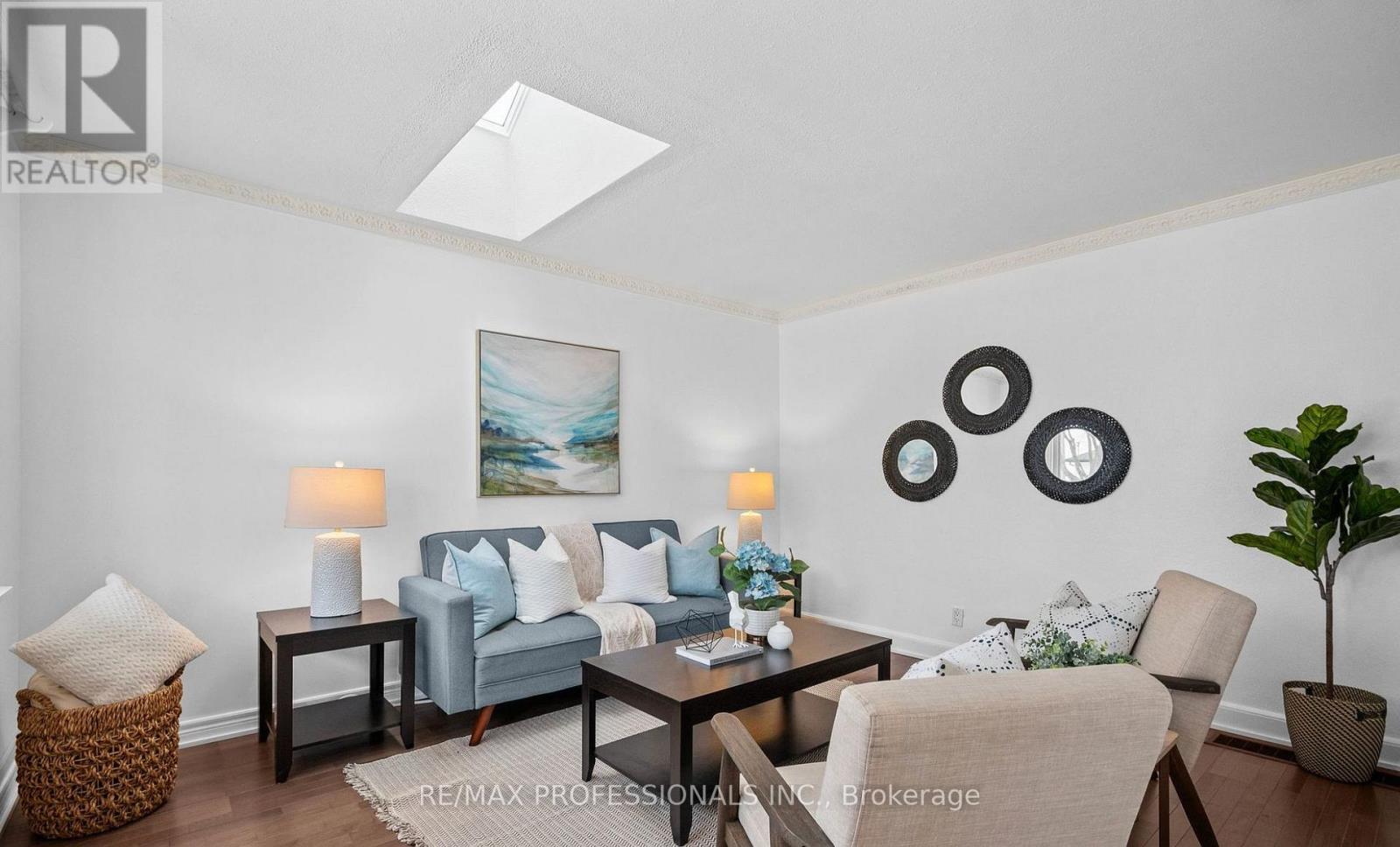 Upper - 27 Stock Avenue, Toronto, Ontario  M8Z 5C3 - Photo 12 - W12558154