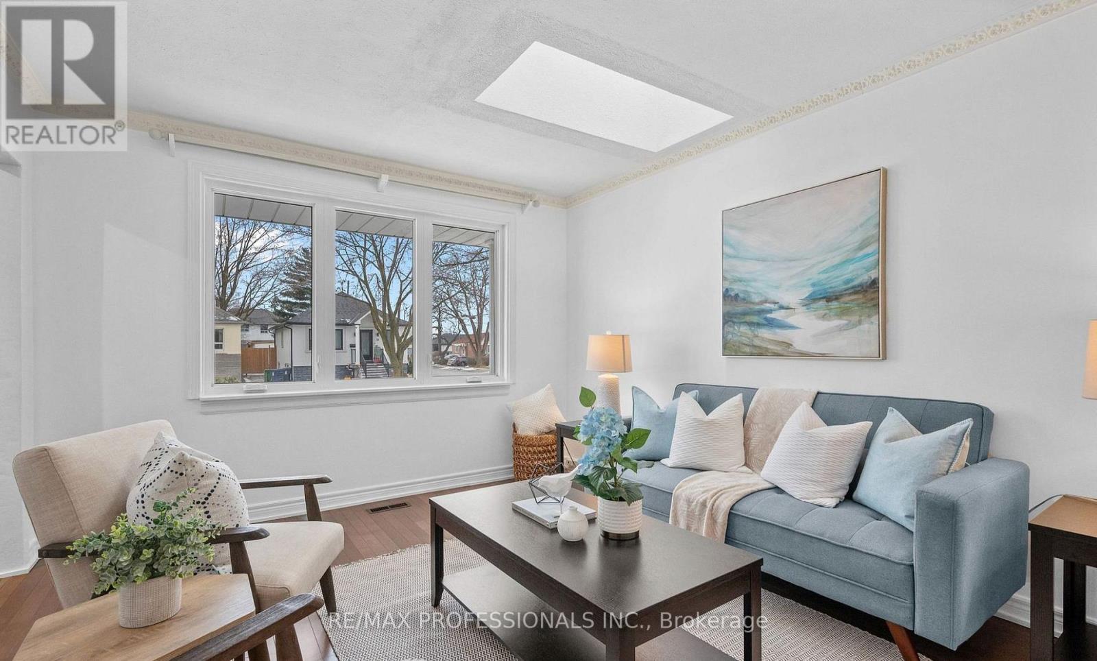 Upper - 27 Stock Avenue, Toronto, Ontario  M8Z 5C3 - Photo 13 - W12558154