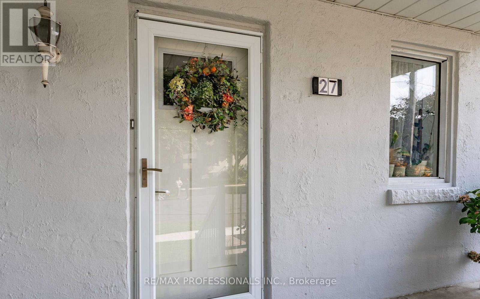 Upper - 27 Stock Avenue, Toronto, Ontario  M8Z 5C3 - Photo 2 - W12558154