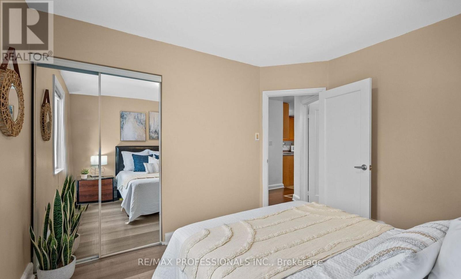 Upper - 27 Stock Avenue, Toronto, Ontario  M8Z 5C3 - Photo 23 - W12558154