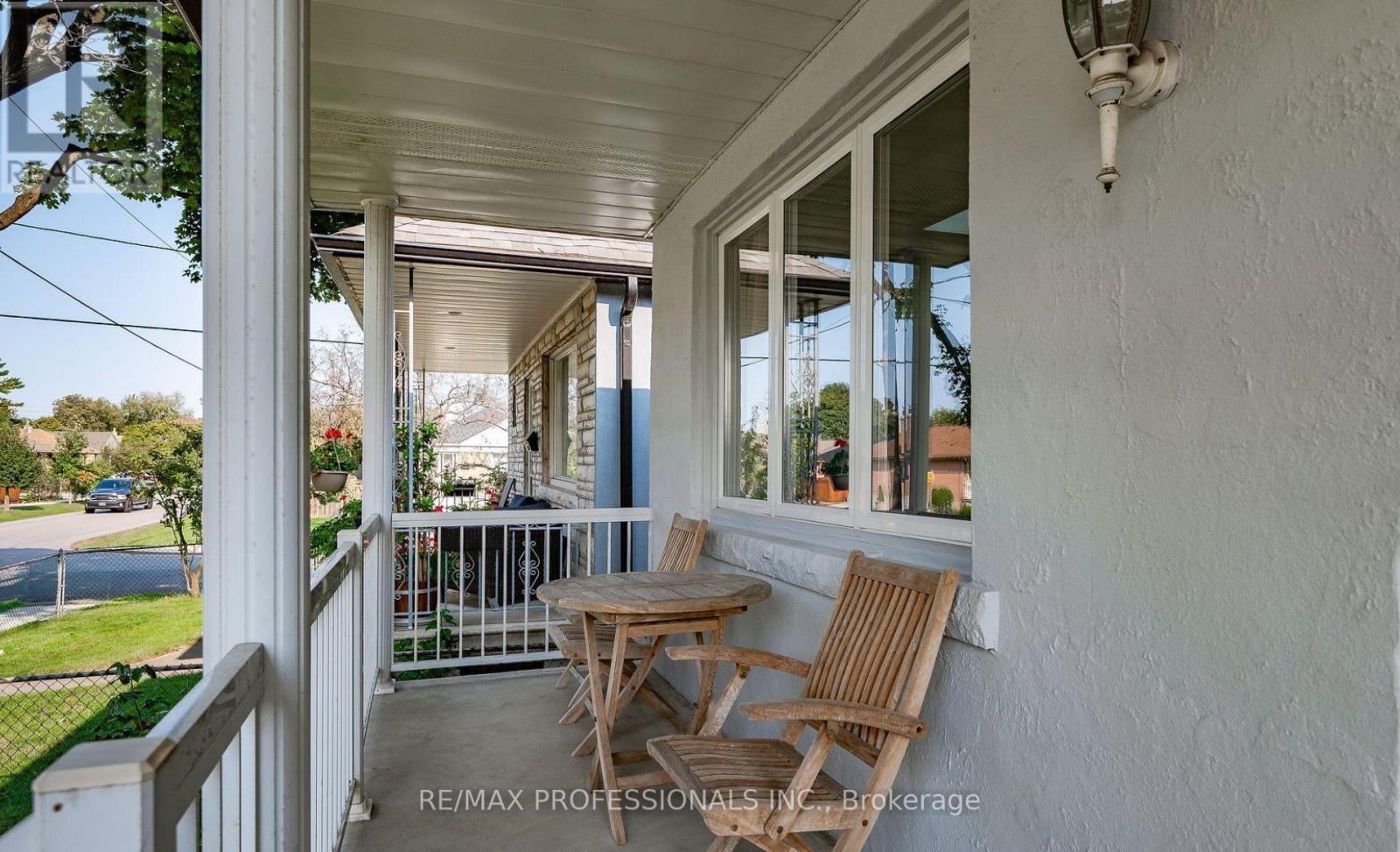 Upper - 27 Stock Avenue, Toronto, Ontario  M8Z 5C3 - Photo 3 - W12558154