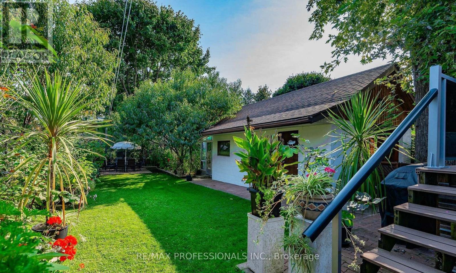 Upper - 27 Stock Avenue, Toronto, Ontario  M8Z 5C3 - Photo 31 - W12558154